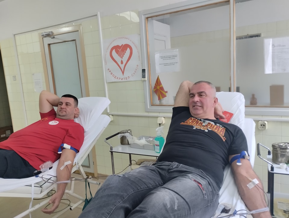 Дарување на крв со Претседателот на Здружението на крводарители на Херцег Нови