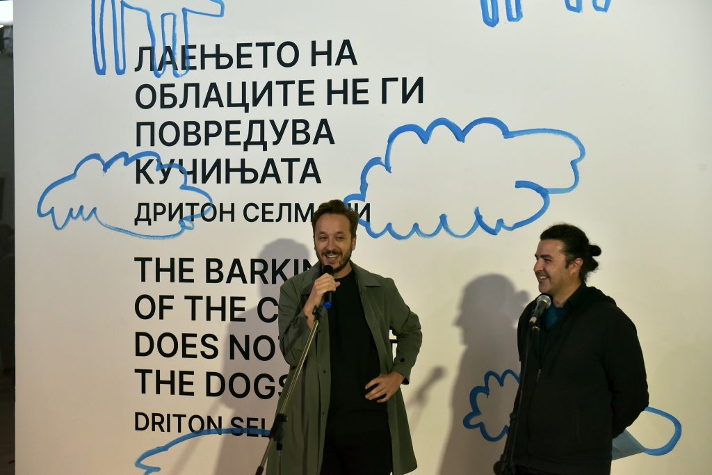 „Лаењето на облаците не ги повредува кучињата“ – самостојна изложба на Дритон Селмани, 4 ноември 2022 – 25 февруари 2023, МСУ-Скопје Фотографии од отворањето: Маја Јаневска-Илиева