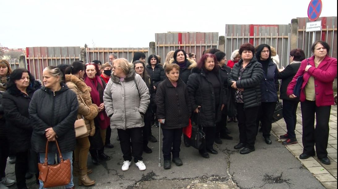Поранешните вработени од фабриката денеска протестираа поради првостепената одлука на судијата од Основен суд Кавадарци. (ФОТО: СДК.МК) (https://sdk.mk/index.php/dopisna-mrezha/70-tekstilni-rabotnichki-od-kavadartsi-tuzhele-za-neisplateni-tri-plati-kavadarechkiot-sud-go-odbil-baraneto-i-dosudil-da-platat-20-iljadi-evra-za-sudski-troshotsi/?fbclid=IwAR1pNOgkk1O6e9PUflkxbB-v5Hb3n-jHaGKHzCq_SeABsQe2OhZDuIwkrcE)